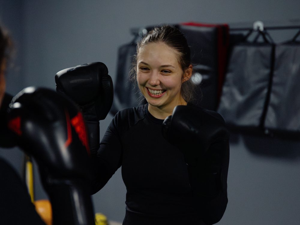 Lachende Teilnehmerin beim Boxtraining